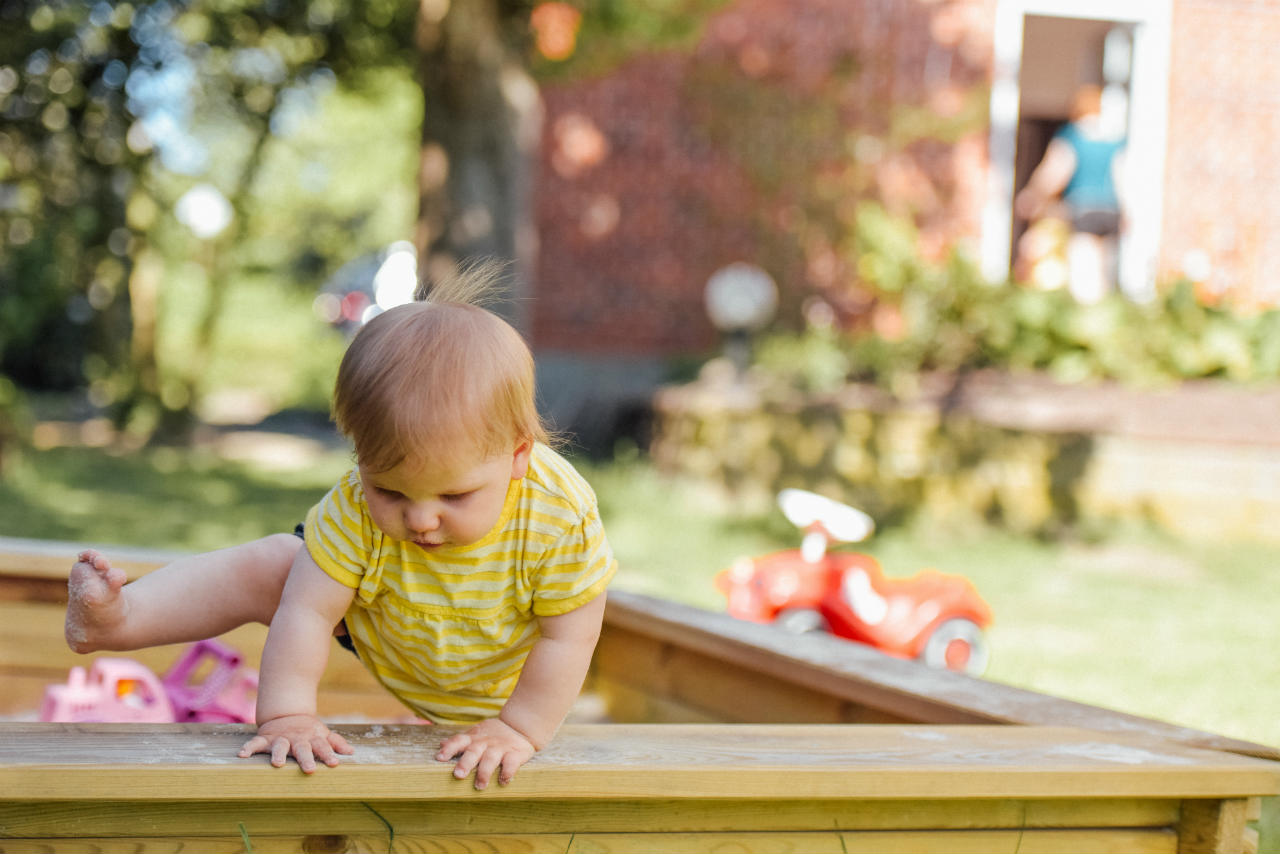 baby probeert te lopen